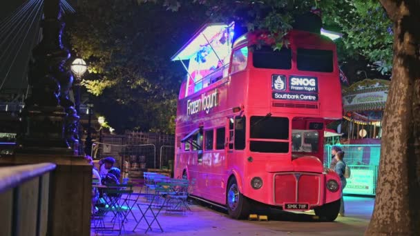 2021年9月14日 伦敦南岸一家红色双层巴士的夜间餐厅改为冷冻酸奶咖啡店 — 图库视频影像