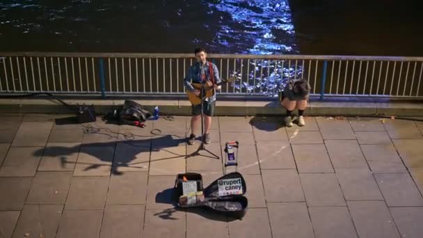 London September 2021 Busker Singing Playing Guitar London Southbank Night — Stock Video