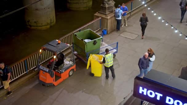 Londen September 2021 Afvalverzamelaar Leegt Nachts Een Gele Vuilnisbak Southbank — Stockvideo