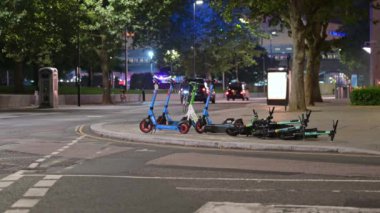 14 Eylül 2021 'de bir bisikletçi Jubilee Park ve Garden yakınlarında düşen kiralık elektrikli scooter' lardan geçti..