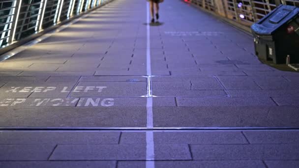 Benen Van Een Vrouw Die Verkeerde Kant Loopt Een Keep — Stockvideo