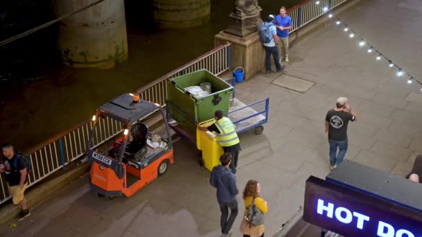Londýn Září 2021 Odpadkový Kolektor Noci Vyměňuje Koš Žlutém Koši — Stock video