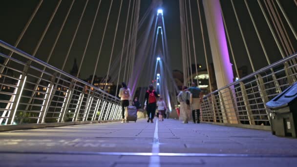 Londres Septiembre 2021 Los Turistas Desenfocados Puente Peatonal Golden Jubilee — Vídeos de Stock