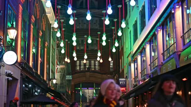 ロンドン イギリス 2021年11月1日 カラビー通り2021の夜にカラフルなクリスマスライト — ストック動画