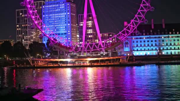 Widok Tamizę Kierunku Ratusza Londyńskie Oko Kolorowo Oświetlone Nocy Światła — Wideo stockowe