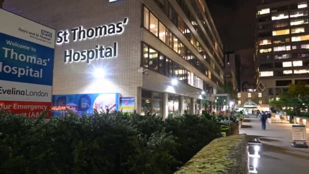 2021年11月3日 移动时间 夜间圣托马斯医院入口的喘息镜头 — 图库视频影像