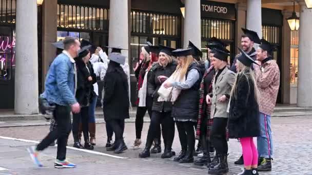 ロンドン 2021年11月4日 コヴェント ガーデンで卒業写真のポーズをとる人々のグループを配置する写真家 — ストック動画