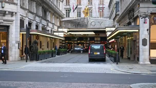 ロンドン 2021年11月4日 ロンドンのタクシータクシーがロンドンのストランドにあるサヴォイホテルまで運転する — ストック動画