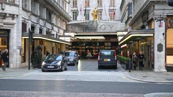 ロンドン 2021年11月4日 ブラック ロンドンタクシー カブスがザ ストランドにザ サヴォイ ホテルを雨の中で出発 — ストック動画
