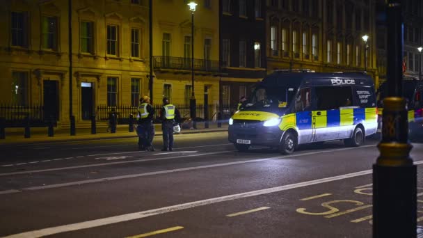 London November 2021 Upplopp Polis Och Polis Skåpbilar Whitehall Natten — Stockvideo