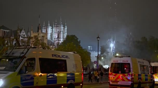 Londres Noviembre 2021 Fuegos Artificiales Furgonetas Policía Plaza Del Parlamento — Vídeo de stock