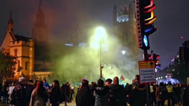 ロンドン 11月5 2021 議会広場で煙で百万マスク3月の抗議者の群衆 — ストック動画