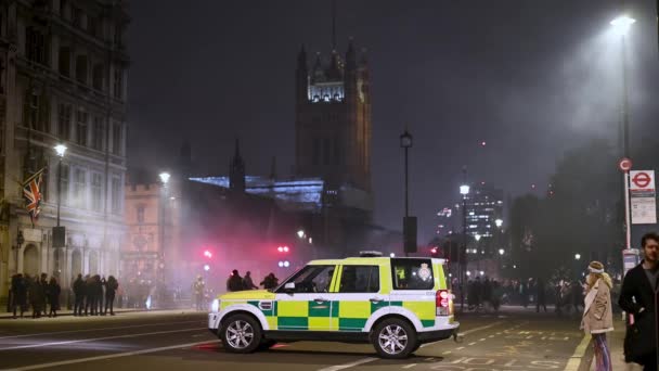 London November 2021 Paramedic 4X4 Waits Parliament Square Smoke Protesters — Stock Video
