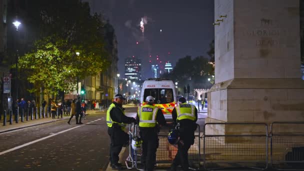 ロンドン 2021年11月5日 百万人のマスク3月に背景に花火とホワイトホールのセントーターの隣の暴動警察と警察のバン — ストック動画