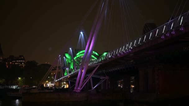 ミリオンマスク3月の夜にゴールデン ジュビリー橋から花火が打ち上げられます — ストック動画