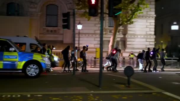ロンドン 2021年11月5日 高速スケーターのグループが百万マスク3月にダウニング街への武装警察の警備入り口を通過 — ストック動画