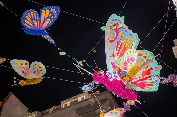 Londen November 2021 Kleurrijke Vlinders Opgehangen Boven Carnaby Street Als — Stockfoto