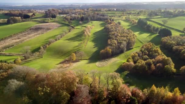 Vuelo Aéreo Drones Sobre Colores Otoñales Campo Golf — Vídeos de Stock