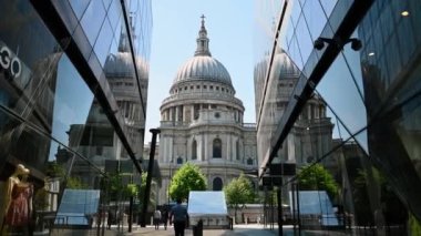 LONDON - 31 Mayıs 2021: St Paul Katedrali 'nden One New Change alışveriş merkezindeki cam kaplamalı dükkanlara