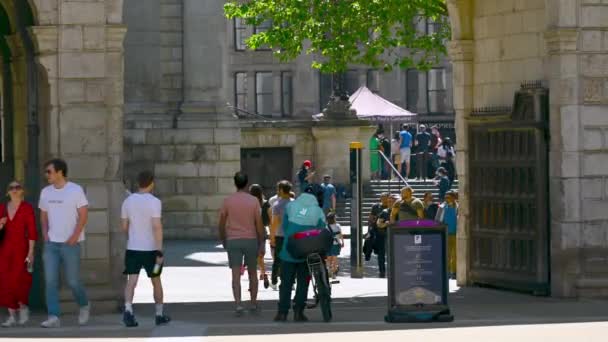 Londýn Května 2021 Turisté Vstupují Opouštějí Náměstí Paternoster Přes Bránu — Stock video