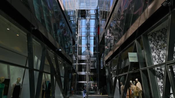 Londen Mei 2021 Paul Cathedral Weerspiegeld Moderne Glazen Lift Etalages — Stockvideo
