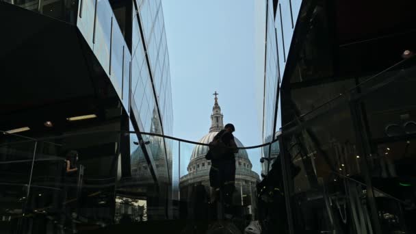 ロンドン 2021年5月31日 近代的なガラスの建物に囲まれた観光客のシルエットと聖ポール大聖堂の写真 — ストック動画