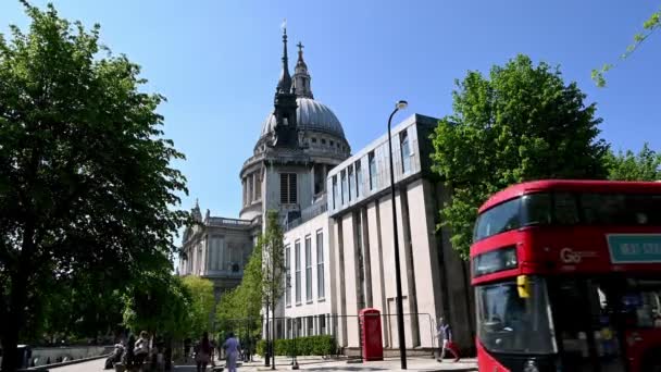ロンドン 2021年5月31日 セントポール大聖堂を背景に赤いダブルデッキバスが通過 — ストック動画
