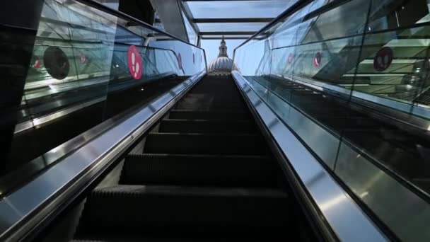 Londen Mei 2021 Pov Komt Een Roltrap Een Modern Glazen — Stockvideo