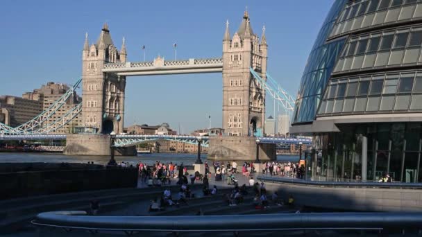 Лондон Мая 2021 Года Тауэрский Мост Ратуша Туристы Отеля Scoop — стоковое видео