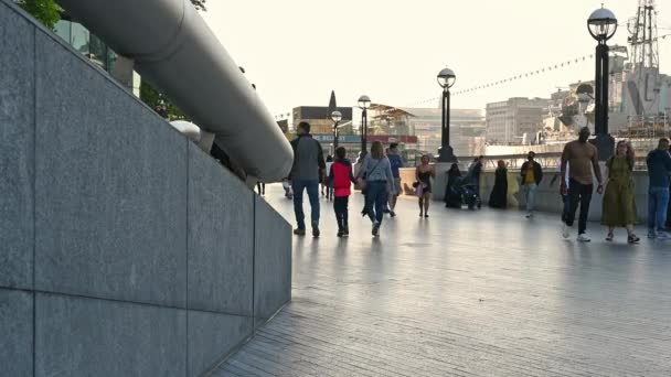 London Maj 2021 Två Poliser Patrullerar Floden Bredvid Hms Belfast — Stockvideo