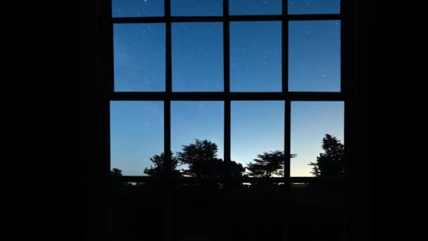 Zeitraffer Eines Schubs Durch Ein Silhouettenfenster Sterne Einem Klaren Nachthimmel — Stockvideo
