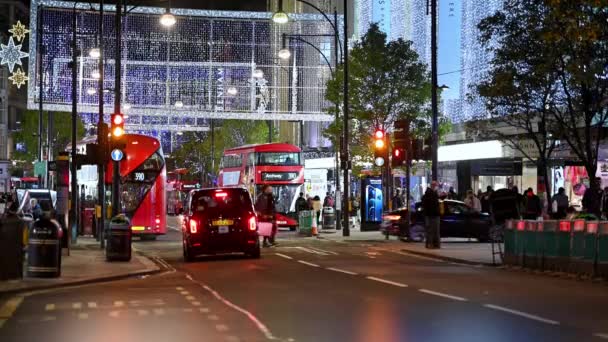London November 2020 Bussar Taxi Och Shoppare Oxford Street Upplysta — Stockvideo