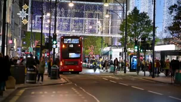 Londres Novembre 2020 Circulation Clients Sur Oxford Street Illuminés Par — Video