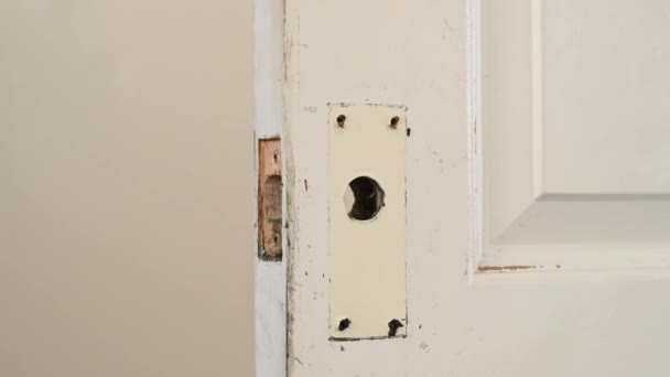 Suwak Strzał Starsze Białe Malowane Drzwi Wewnętrzne Lufą Zamka Drzwi — Wideo stockowe