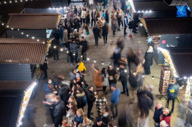 5 Kasım 2021: Southbank Noel Pazarı 'ndaki hareketliliği tasvir eden kalabalığın yavaş deklanşör görüntüsü