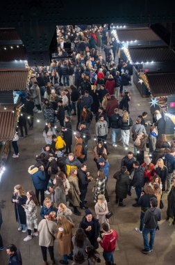Londra - 5 Kasım 2021: Southbank Noel Pazarı 'ndaki kalabalık manzarası