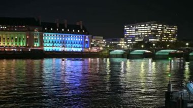 Gece vakti Westminster Köprüsü 'nün belediye binası ve Londra Gözü' nün renkli görüntüleri..