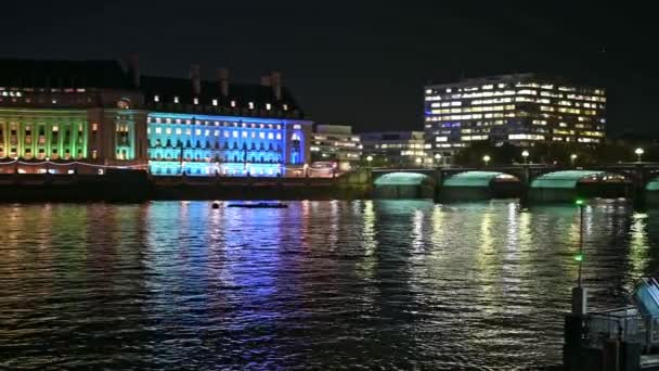 Ночная Съемка Вестминстерского Моста Каунти Холл Ярко Освещенного Лондонского Глаза — стоковое видео