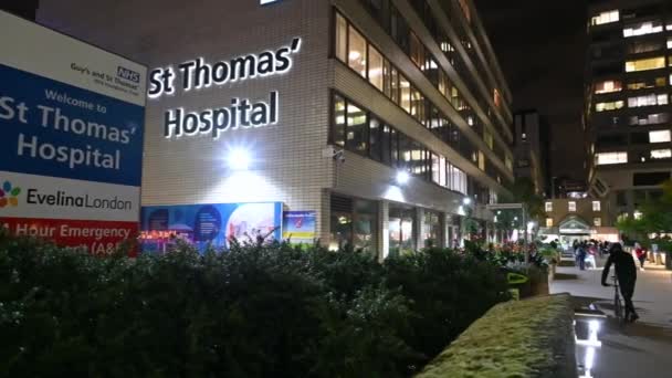 Londres Noviembre 2021 Panning Disparo Una Entrada Hospital Santo Tomás — Vídeo de stock