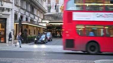Londra - 4 Kasım 2021: The Strand 'deki Savoy Hotel' in önünde trafik