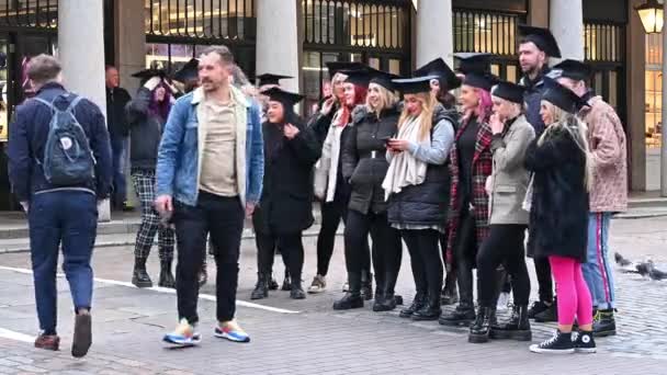 Londen November 2021 Fotograaf Organiseert Een Groep Mensen Die Poseren — Stockvideo