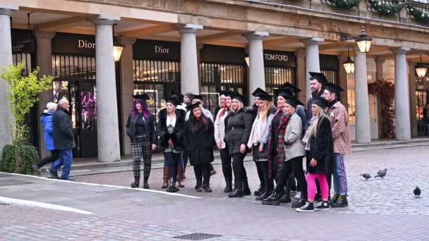 London Listopad 2021 Grupa Absolwentów Pozować Fotografii Dyplomowej Covent Garden — Wideo stockowe