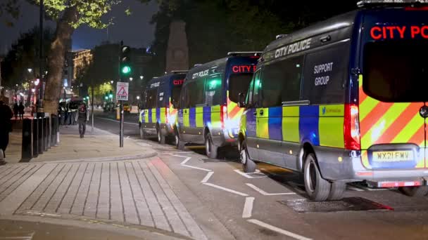 Londres Noviembre 2021 Una Línea Furgonetas Policiales Whitehall Marcha Máscara — Vídeo de stock