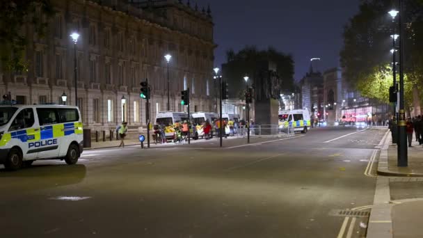 Londen November 2021 Groep Hogesnelheidsschaatsers Whitehall Million Mask March — Stockvideo