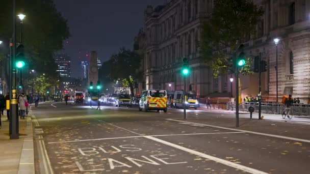 London November 2021 Polisbilar Whitehall Million Mask Mars Natten — Stockvideo
