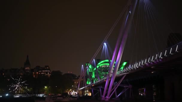 ミリオンマスク3月の夜にゴールデン ジュビリー橋から花火が打ち上げ — ストック動画