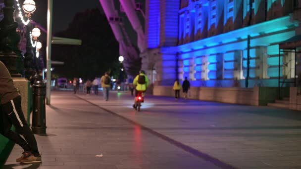 London September 2021 Folk Cyklar Längs Drottningens Vandring Framför Den — Stockvideo