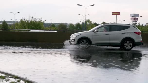 プラハ 2019年7月21日 Suvはスローモーションで洪水を通って運転します — ストック動画