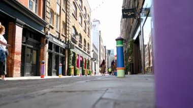 Londra - 01 Haziran 2021 Covent Garden yakınlarındaki bir ara sokakta müşterilerin düşük açılı görüntüsü