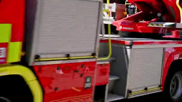 London June 2021 Emergency Response Fire Engine Travels Quickly Busy — Stock Video